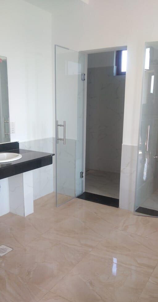 5-Bedroom Townhouse on 0.98 Acres with Garden - Kilimani