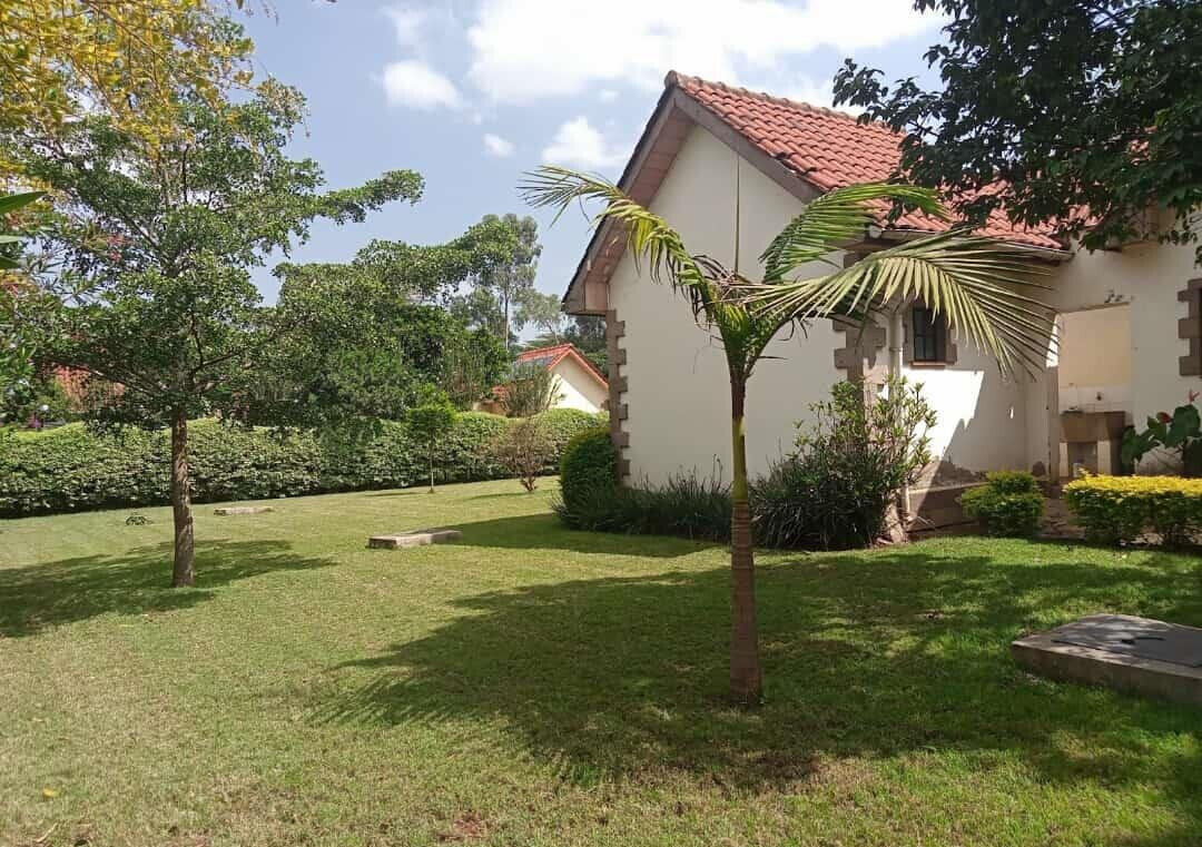 4-Bed Townhouse on Half-Acre with Wooden Floors – Karen