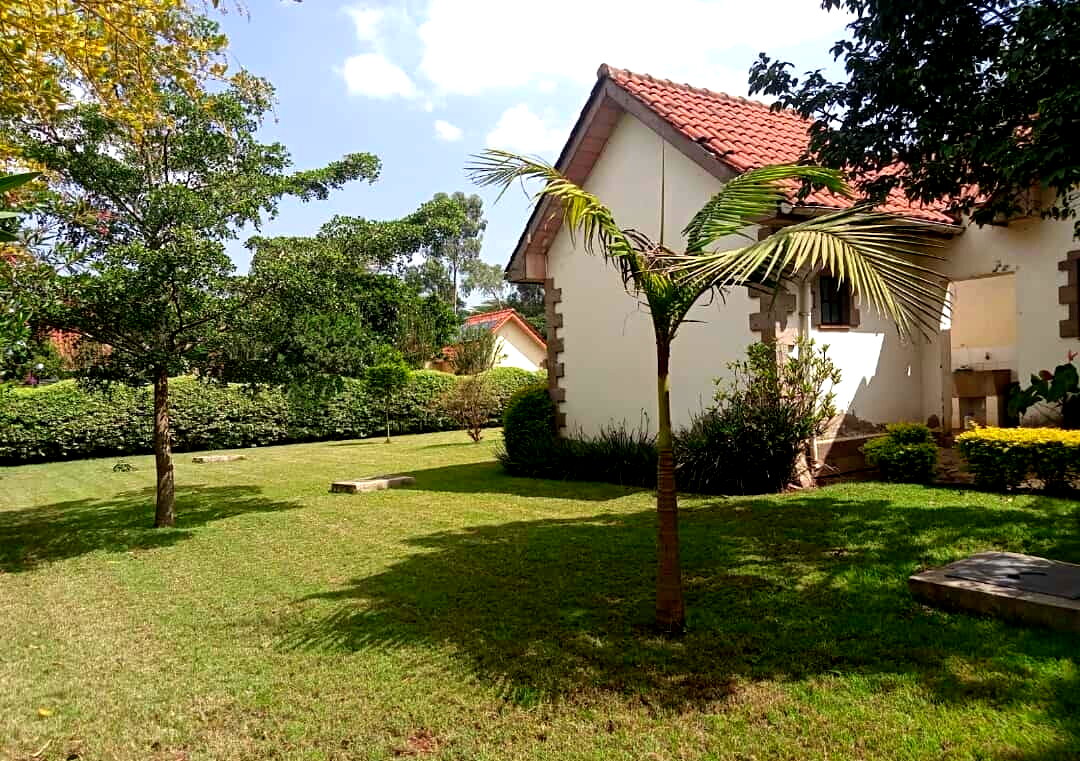 4-Bed Townhouse on Half-Acre with Wooden Floors – Karen