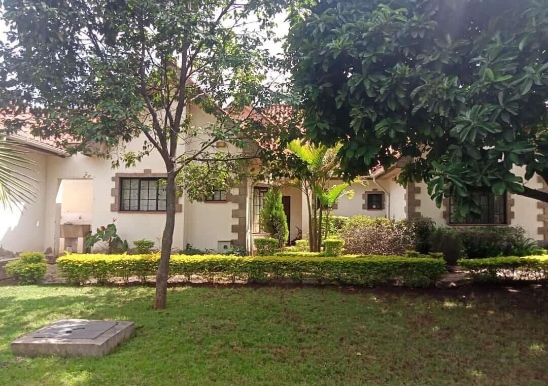 4-Bed Townhouse on Half-Acre with Wooden Floors – Karen