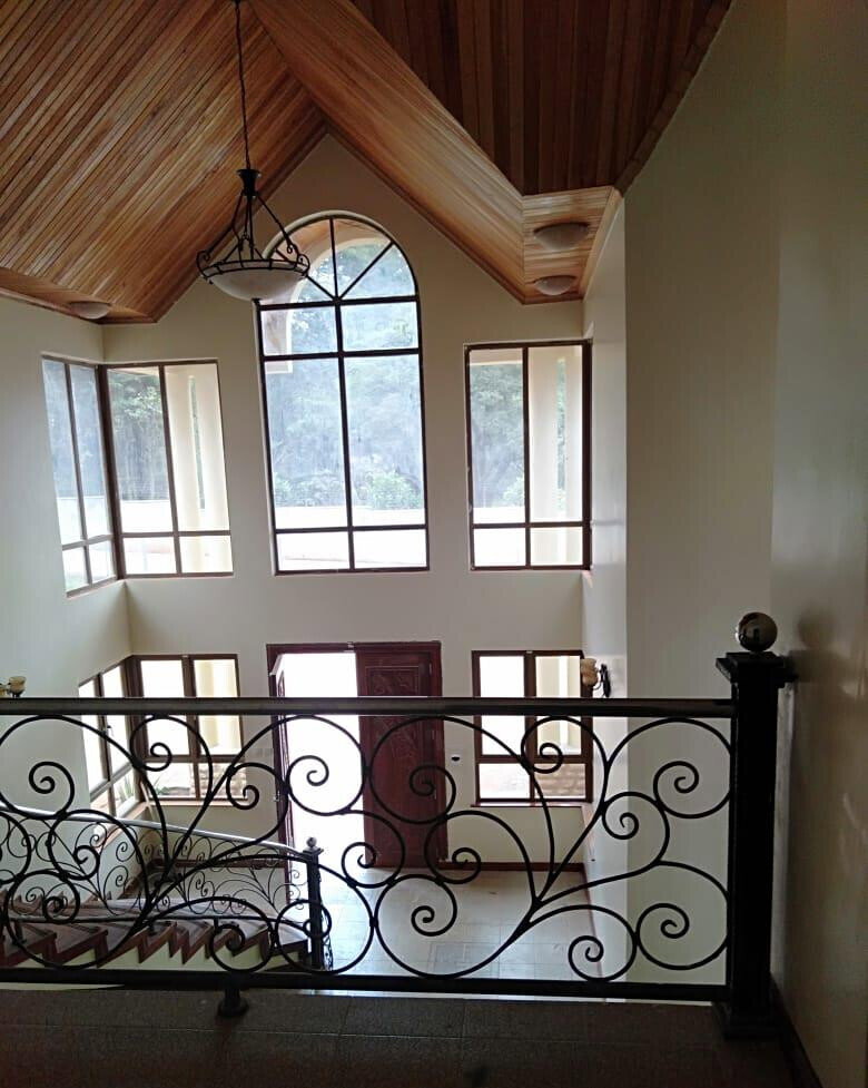 8-Ensuite Mansion with Private Heated Pool – Karen