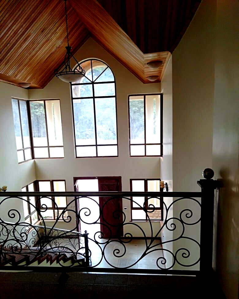 8-Ensuite Mansion with Private Heated Pool – Karen