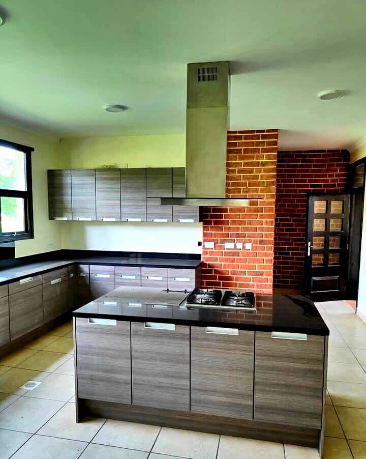 5-Ensuite Villa with Sunken Lounge & Man-Made Dam – Karen