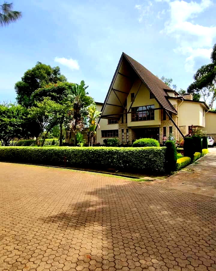 5-Ensuite Villa with Sunken Lounge & Man-Made Dam – Karen