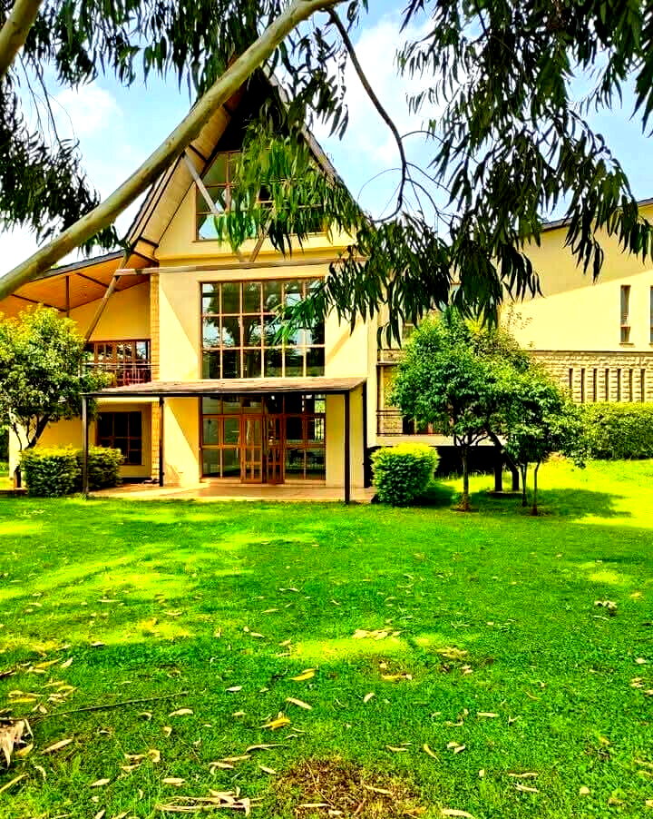 5-Ensuite Villa with Sunken Lounge & Man-Made Dam – Karen