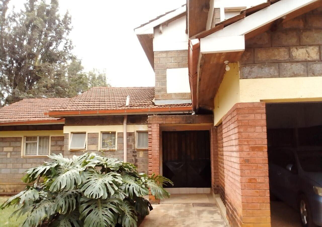 4-Bed Townhouse with DSQ & Fireplace – Quiet Karen
