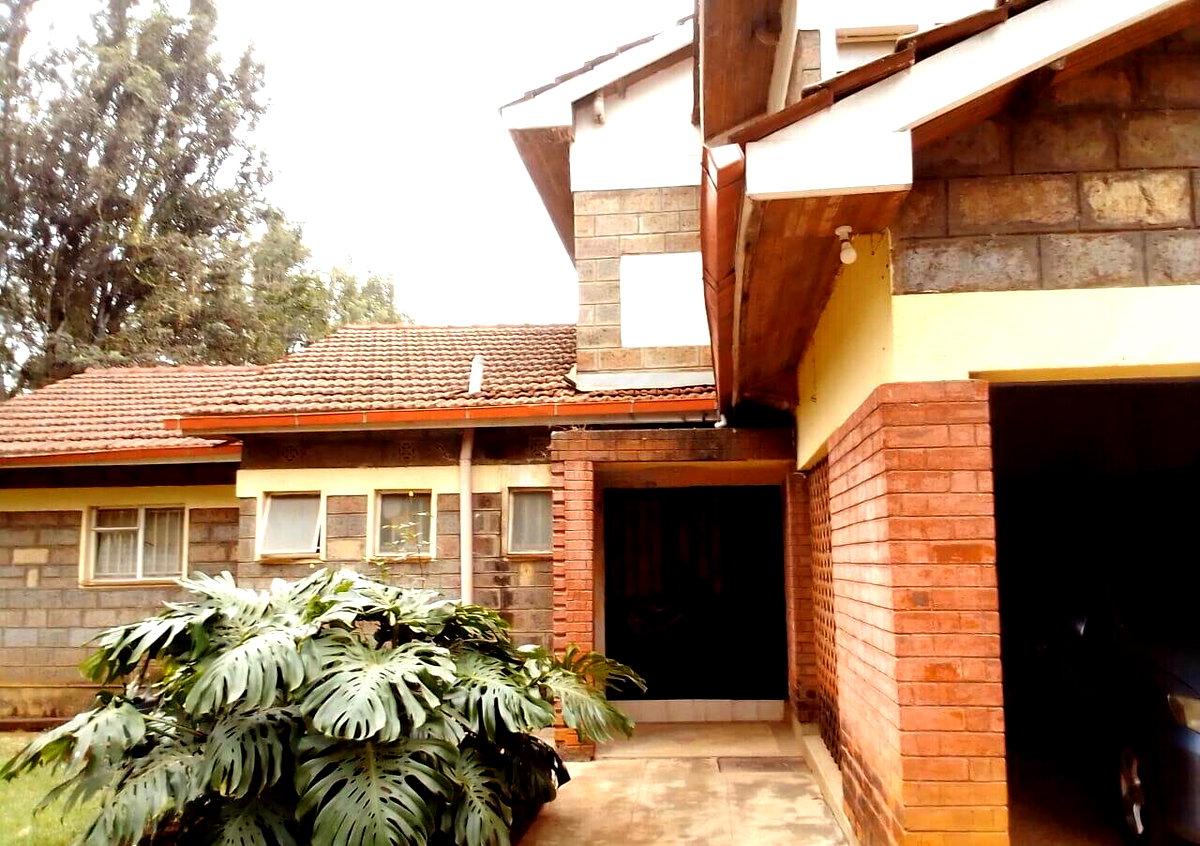 4-Bed Townhouse with DSQ & Fireplace – Quiet Karen