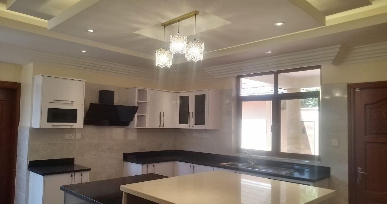 5-Bed Townhouse with DSQ & Pool on 1 Acre – Windy Ridge, Karen