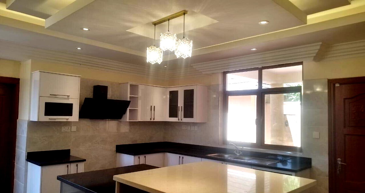 5-Bed Townhouse with DSQ & Pool on 1 Acre – Windy Ridge, Karen
