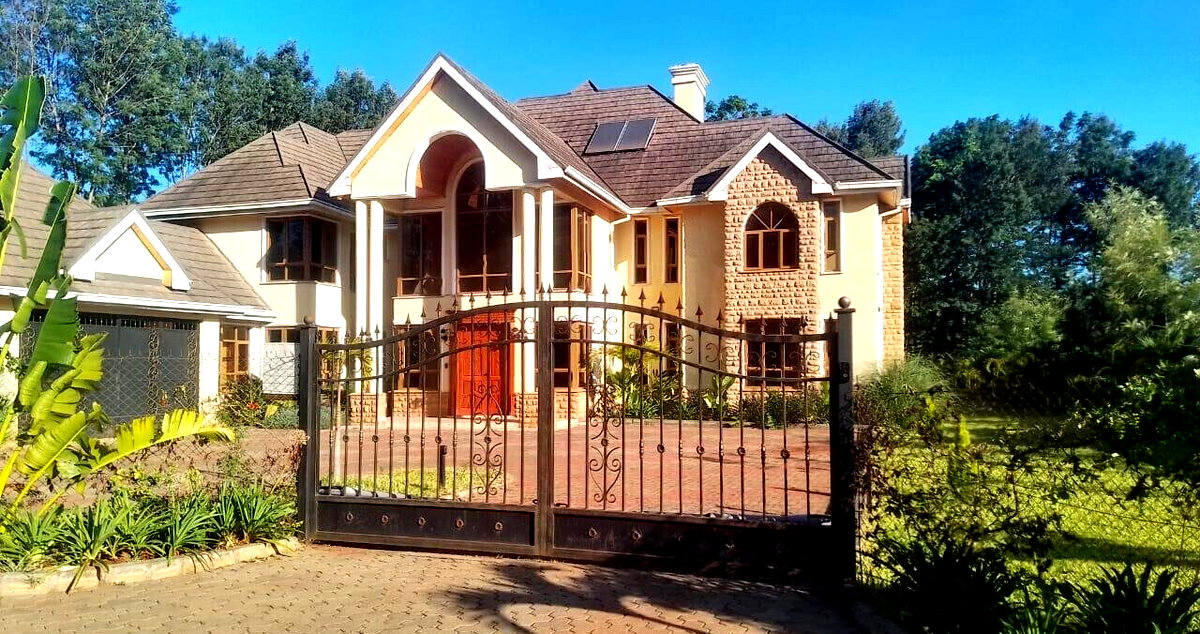 5-Bed Townhouse with DSQ & Pool on 1 Acre – Windy Ridge, Karen