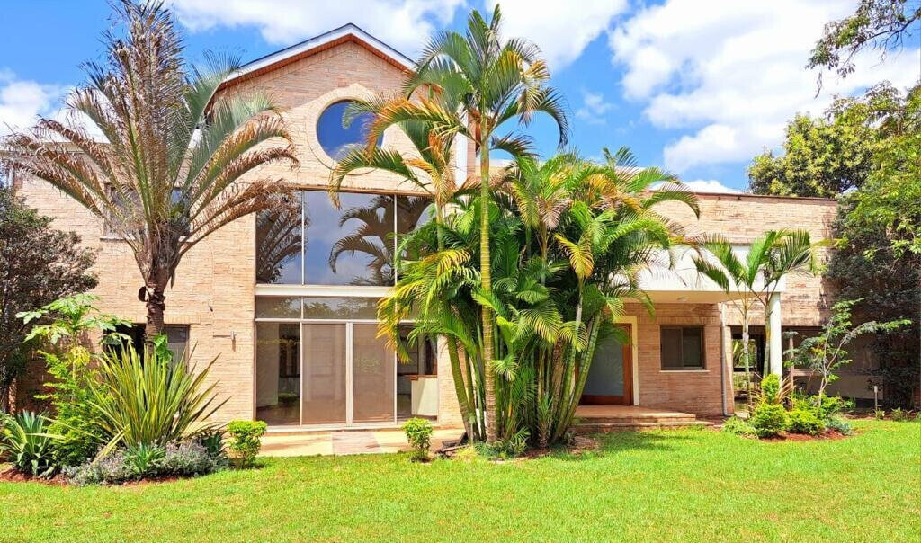 5BR Villa with DSQ & Pool in Exclusive 4-Villa Estate - Kitisuru