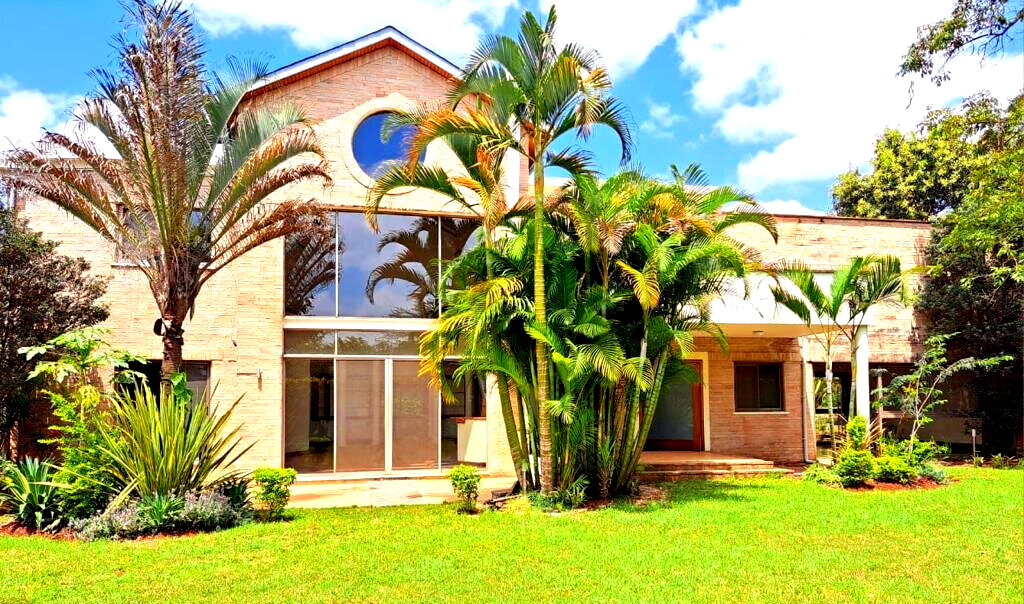 5BR Villa with DSQ & Pool in Exclusive 4-Villa Estate - Kitisuru