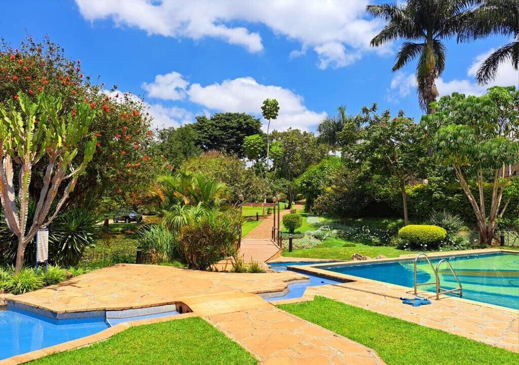 5BR Villa with DSQ & Pool in Exclusive 4-Villa Estate - Kitisuru