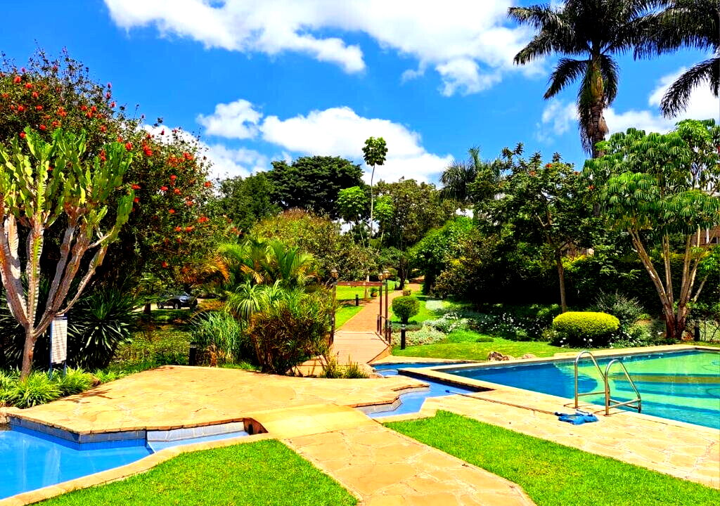 5BR Villa with DSQ & Pool in Exclusive 4-Villa Estate - Kitisuru
