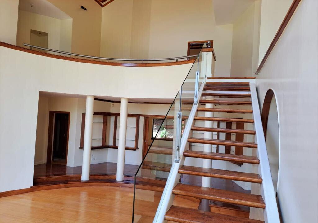 5BR Villa with DSQ & Pool in Exclusive 4-Villa Estate - Kitisuru