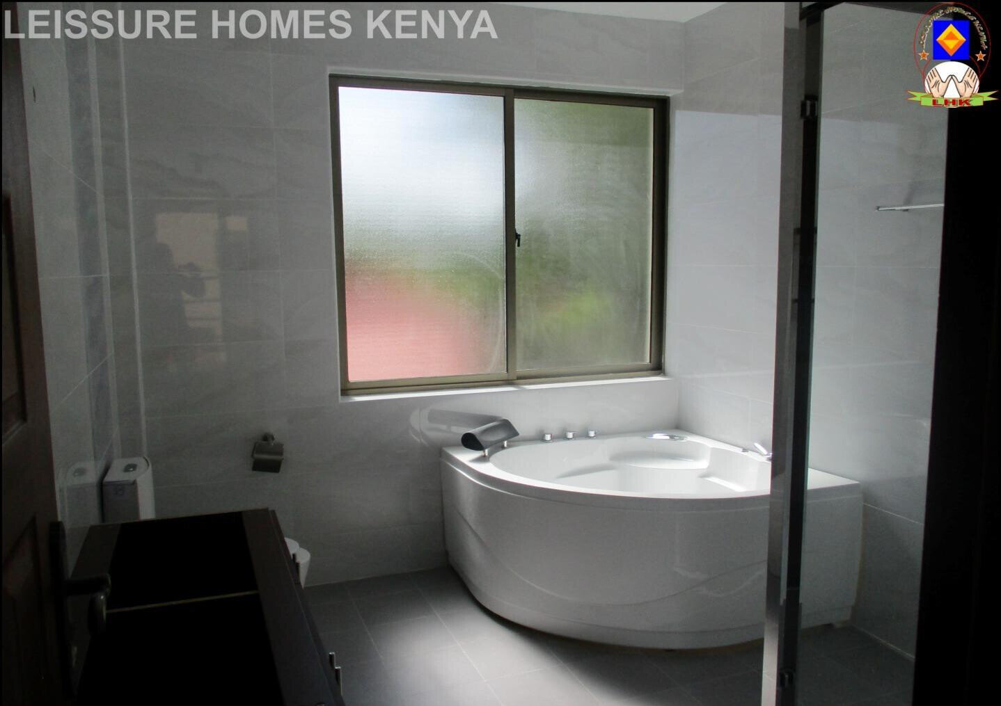 5BR All-Ensuite Townhouse with Fireplace & Rooftop Terrace - Lavington
