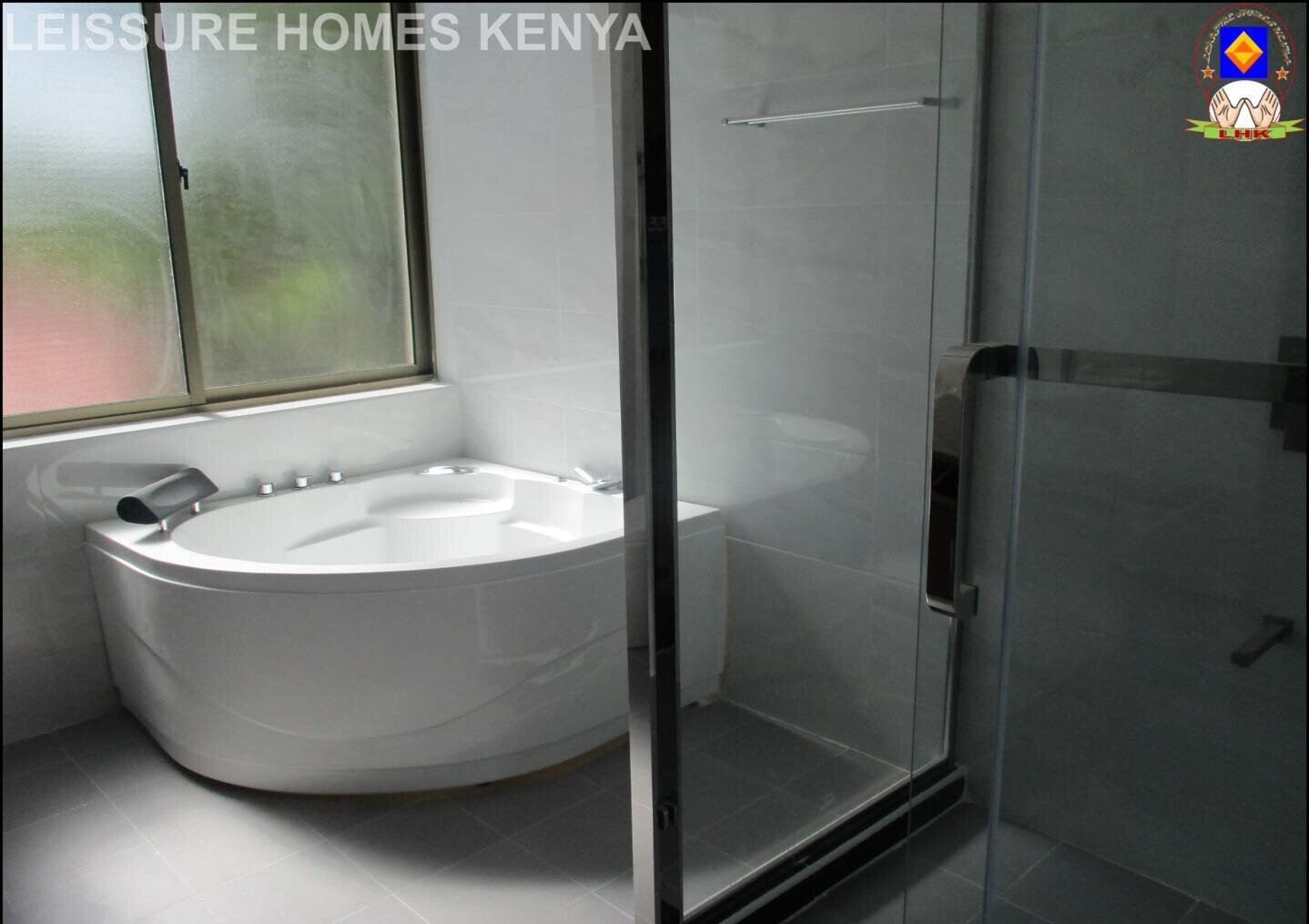 5BR All-Ensuite Townhouse with Fireplace & Rooftop Terrace - Lavington