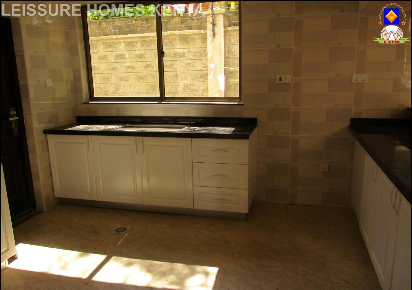 5BR All-Ensuite Townhouse with Fireplace & Rooftop Terrace - Lavington