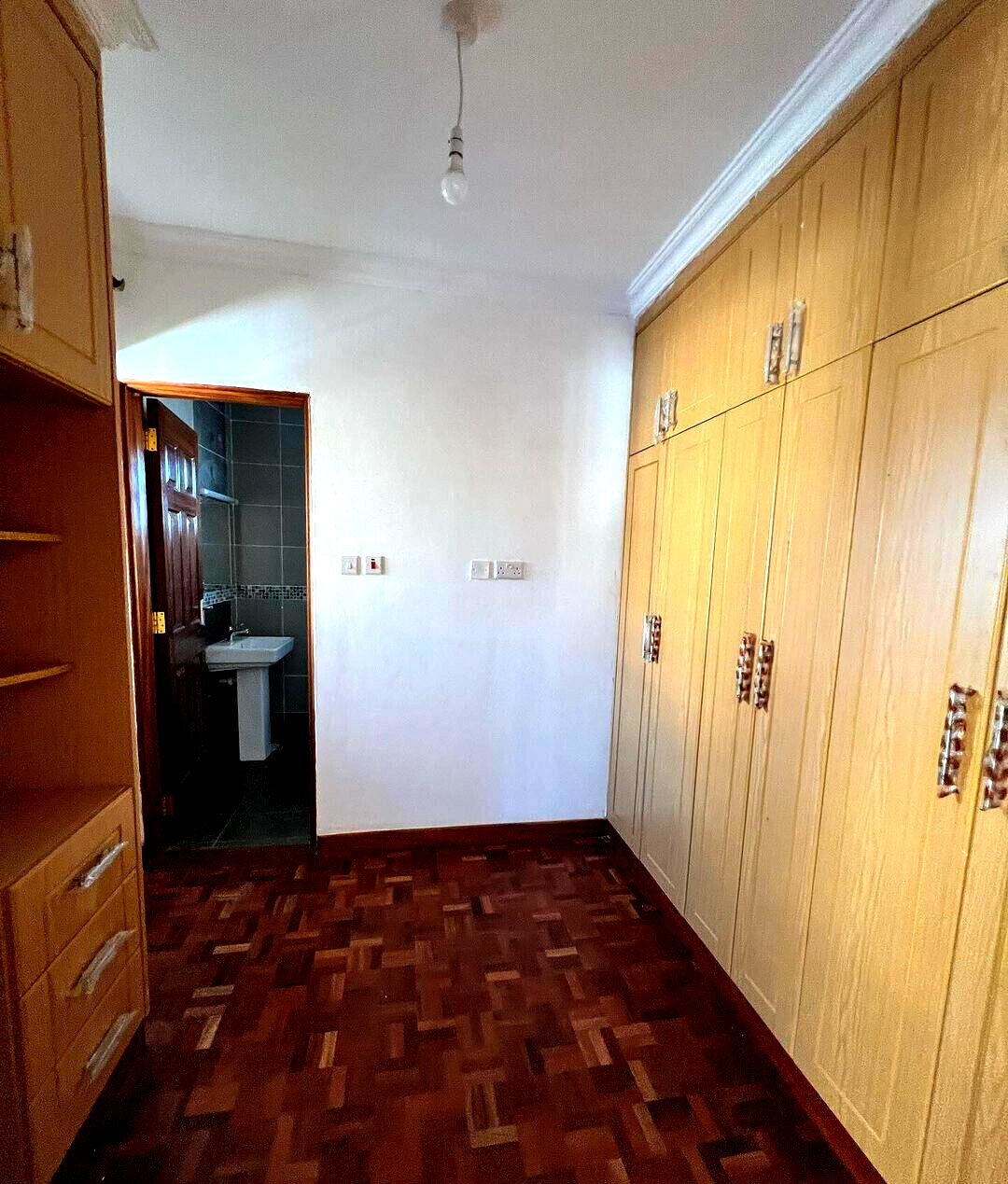 4-Ensuite Townhouse with DSQ & Sunken Living Room – Karen