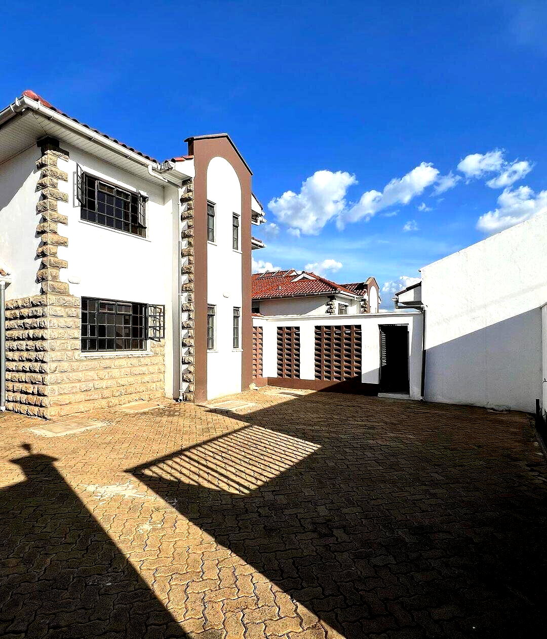 4-Ensuite Townhouse with DSQ & Sunken Living Room – Karen