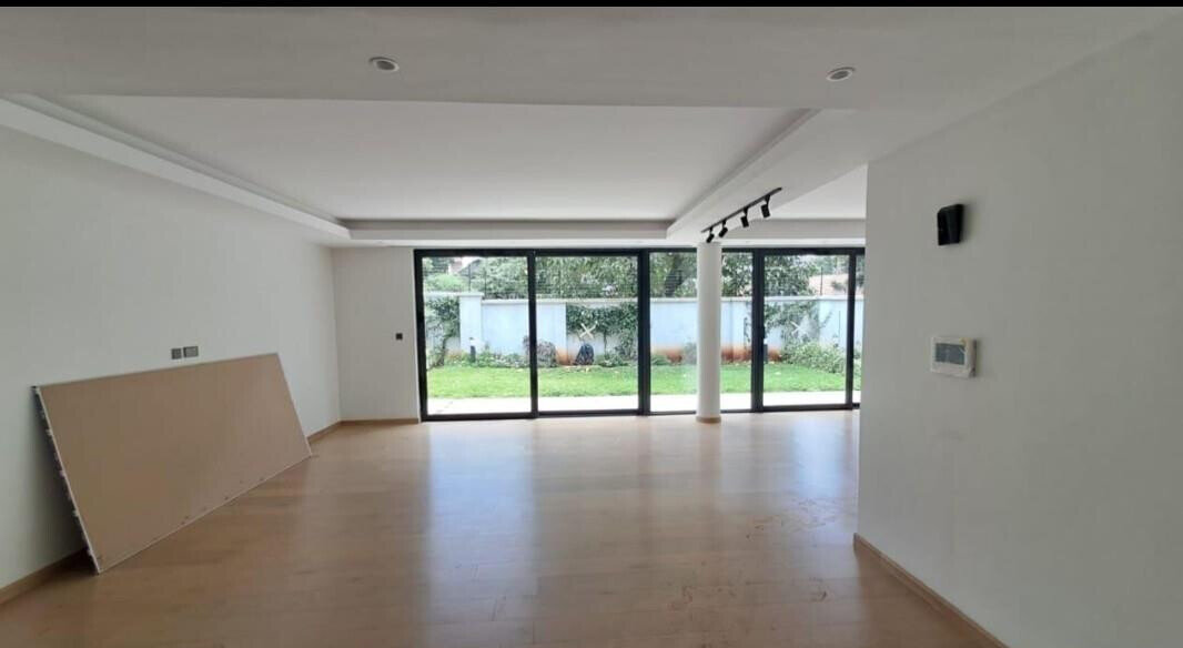 Contemporary 4BR Townhouse with Rooftop Terrace - Lavington