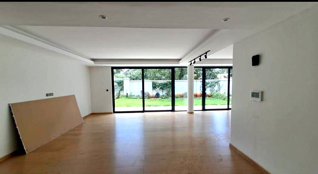 Contemporary 4BR Townhouse with Rooftop Terrace - Lavington