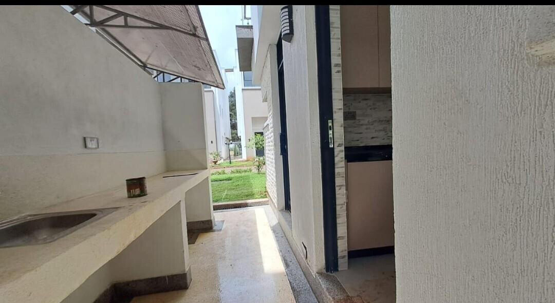 Contemporary 4BR Townhouse with Rooftop Terrace - Lavington