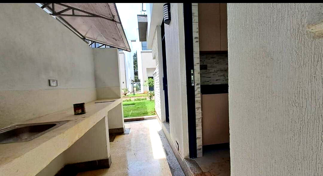 Contemporary 4BR Townhouse with Rooftop Terrace - Lavington