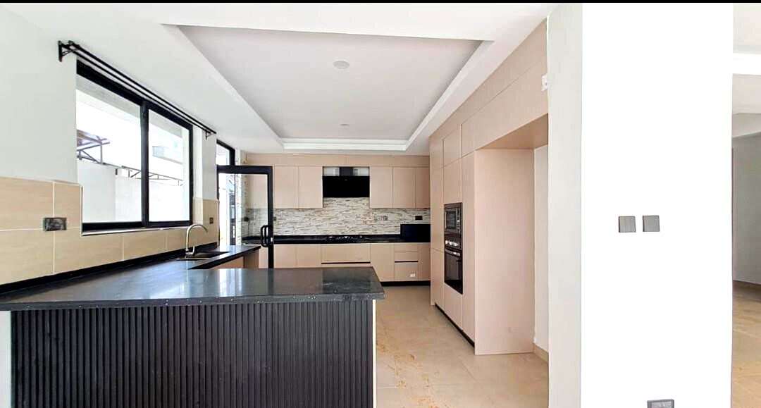 Contemporary 4BR Townhouse with Rooftop Terrace - Lavington