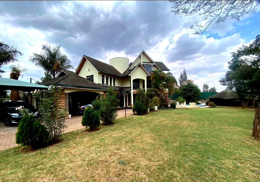 5BR All-Ensuite Townhouse with Pool & DSQ – Garden City