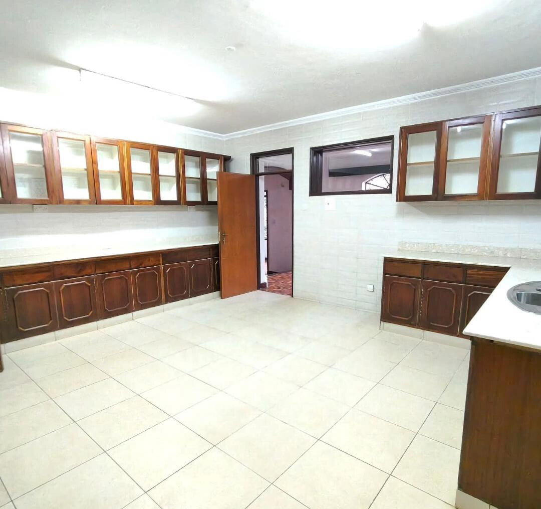 5-Bed Townhouse with Mature Garden & Two Kitchens - Nyari