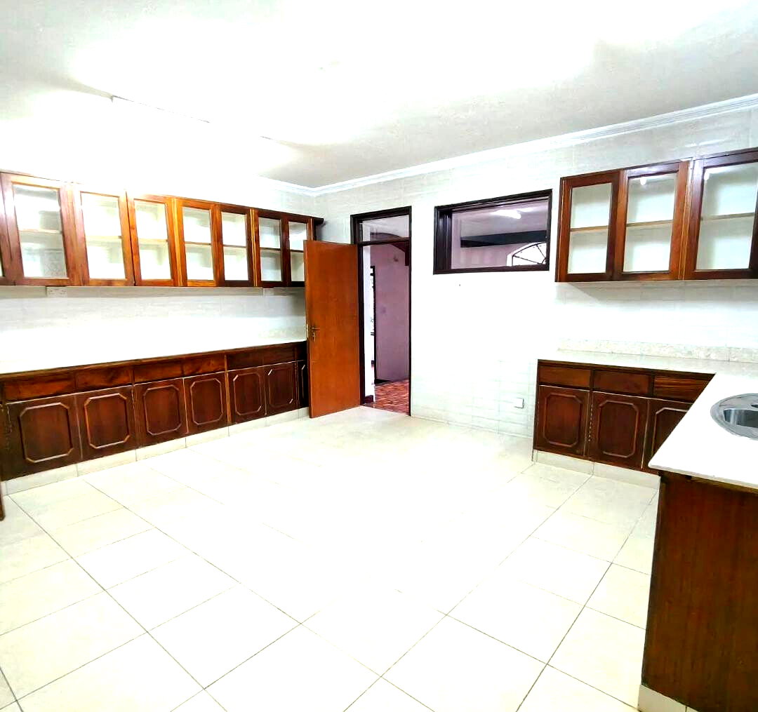 5-Bed Townhouse with Mature Garden & Two Kitchens - Nyari