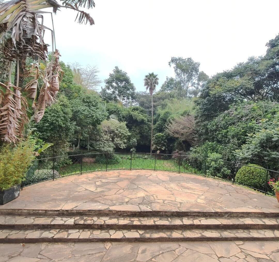 5-Bed Townhouse with Mature Garden & Two Kitchens - Nyari