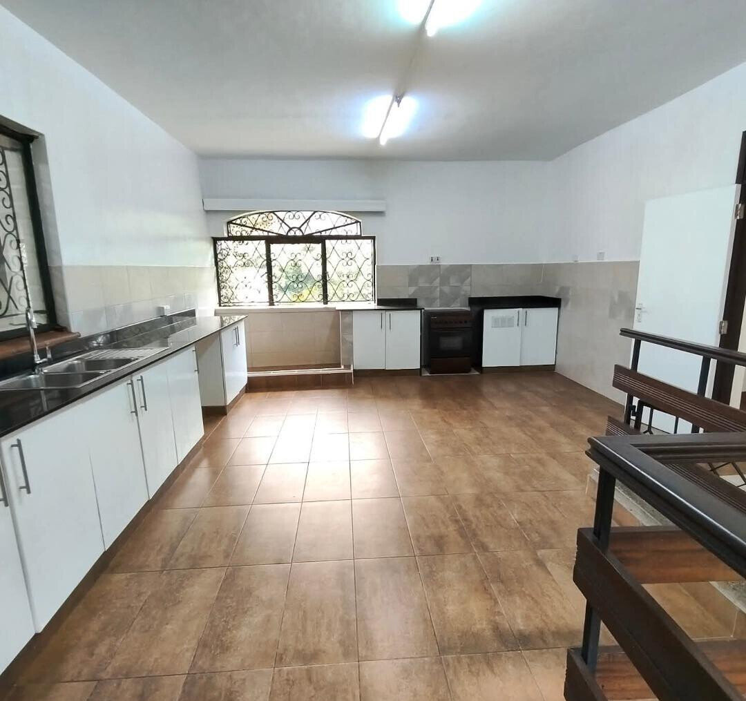 5-Bed Townhouse with Mature Garden & Two Kitchens - Nyari
