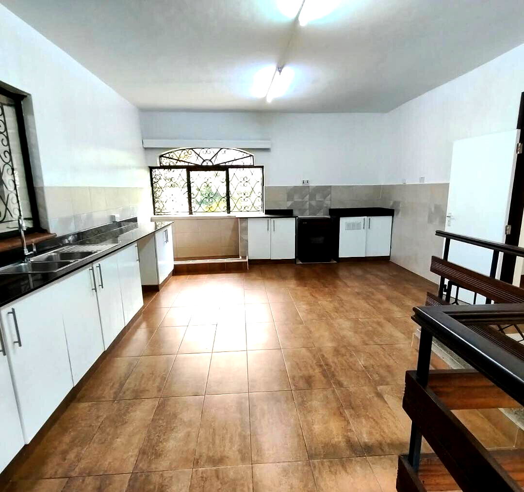 5-Bed Townhouse with Mature Garden & Two Kitchens - Nyari