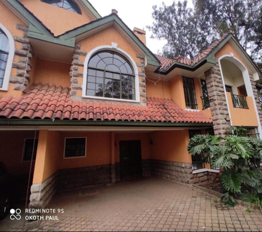 5-Ensuite Corner Villa with Attic & Mature Garden - Lavington