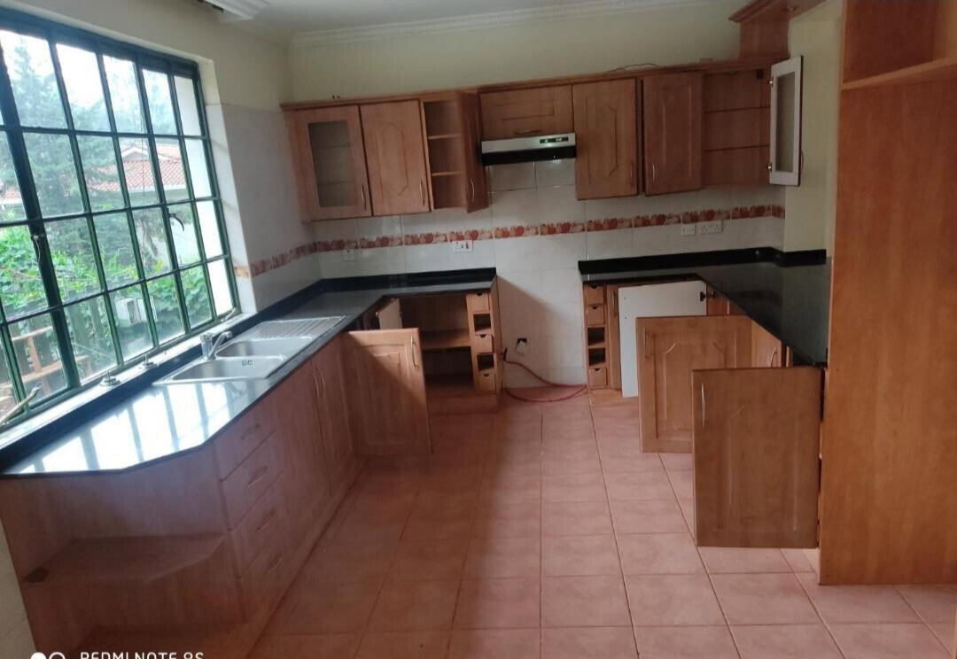 5-Ensuite Corner Villa with Attic & Mature Garden - Lavington