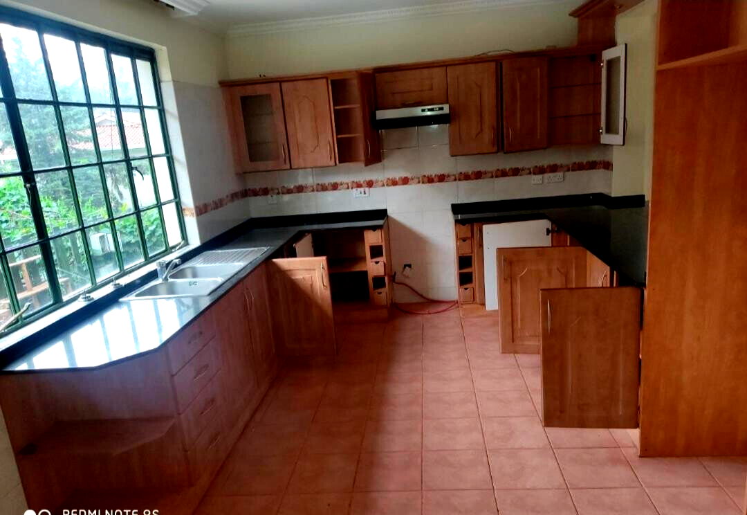 5-Ensuite Corner Villa with Attic & Mature Garden - Lavington