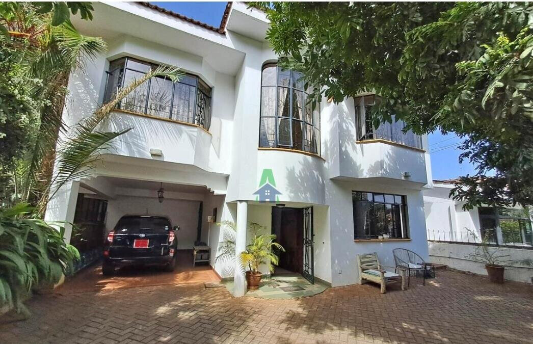 5BR Townhouse with Sunken Living & Pool Access - Westlands