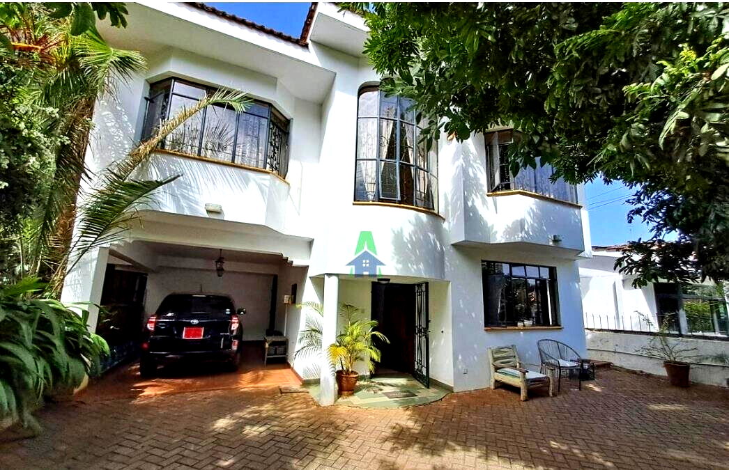 5BR Townhouse with Sunken Living & Pool Access - Westlands