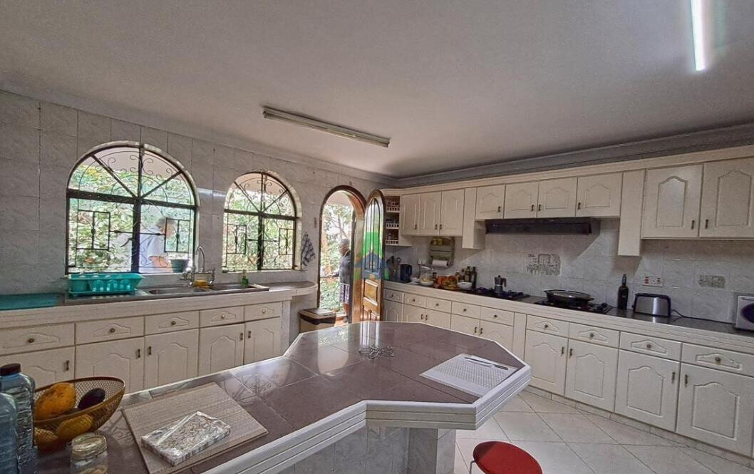 5BR Townhouse with Sunken Living & Pool Access - Westlands