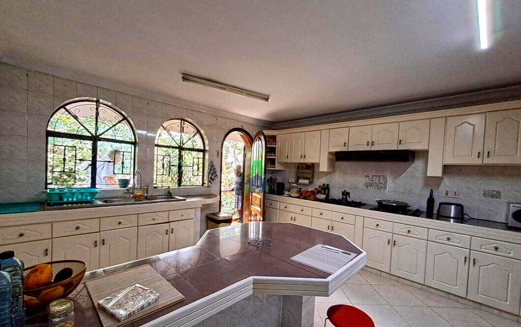 5BR Townhouse with Sunken Living & Pool Access - Westlands