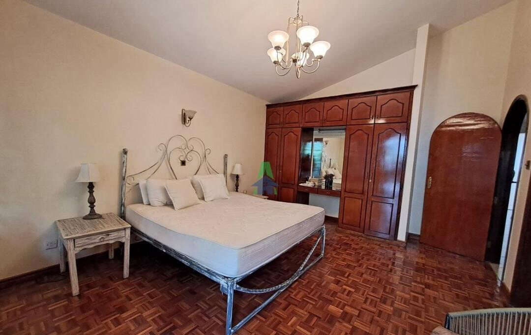 5BR Townhouse with Sunken Living & Pool Access - Westlands