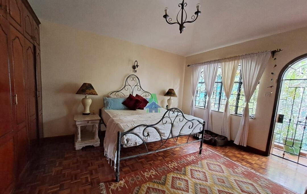 5BR Townhouse with Sunken Living & Pool Access - Westlands