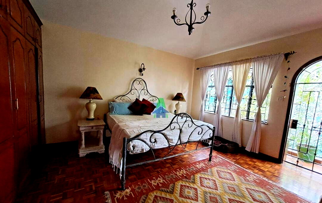 5BR Townhouse with Sunken Living & Pool Access - Westlands