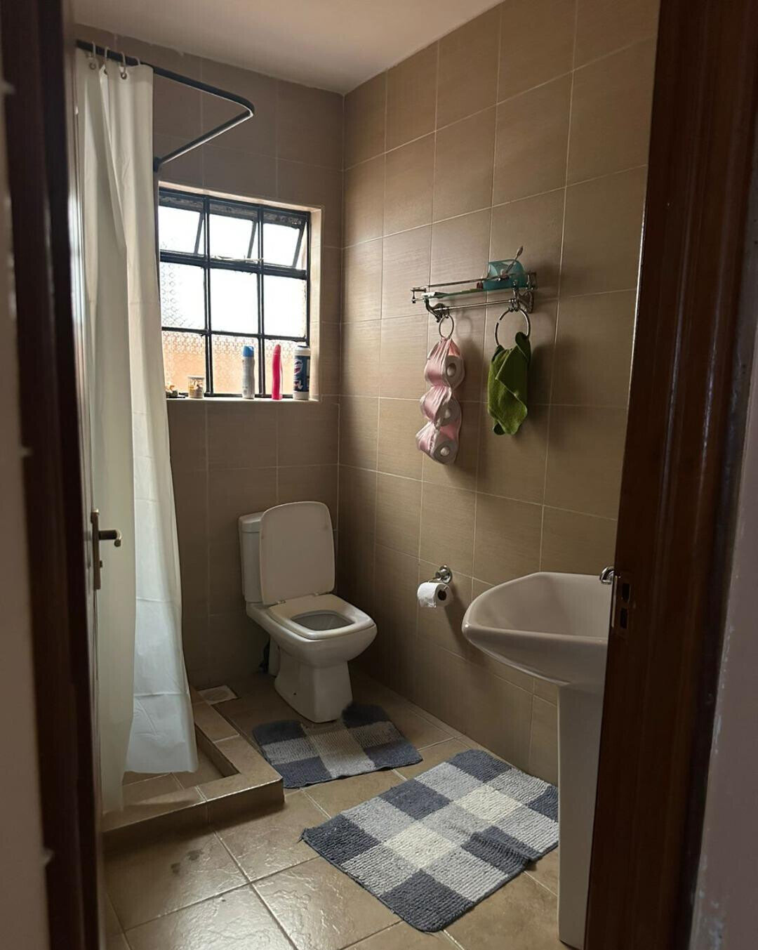 4-Bedroom Maisonette with Downstairs Ensuite - South B