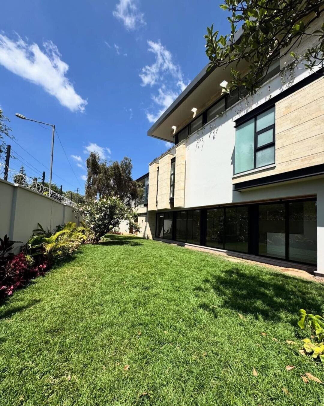 5-Ensuite Townhouse with DSQ & Backup Systems - Kyuna