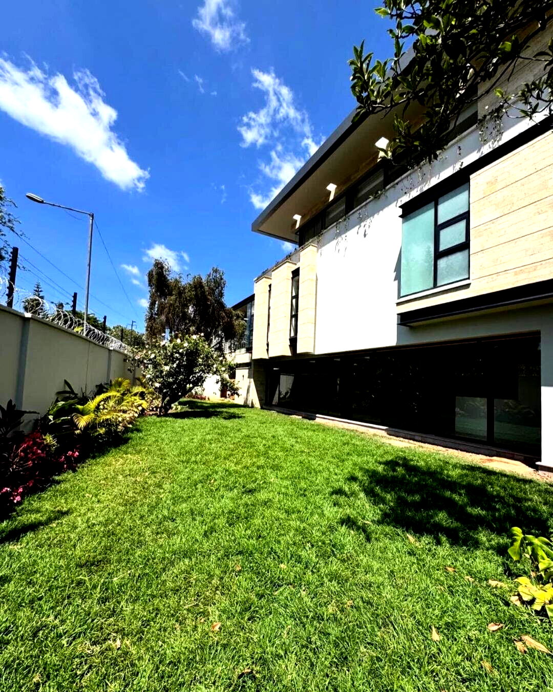 5-Ensuite Townhouse with DSQ & Backup Systems - Kyuna