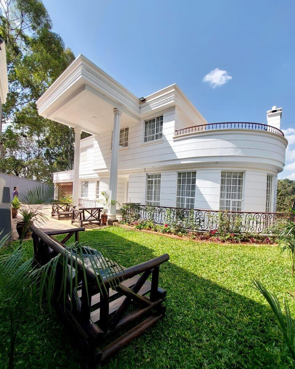 5-Bedroom Mansion with Guest Wing on Half-Acre - Kitisuru