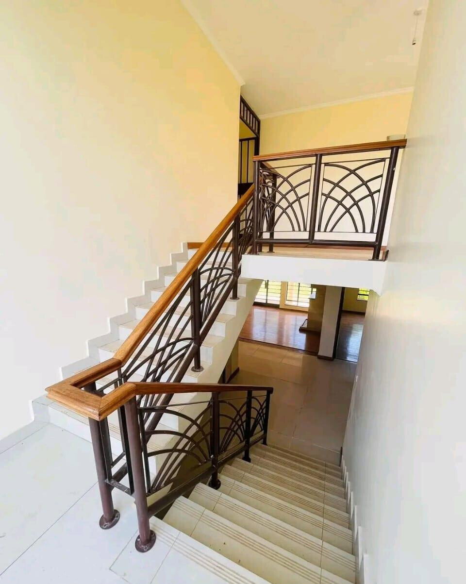 4BR All-Ensuite Townhouse with Office & Clubhouse - Ridgeways